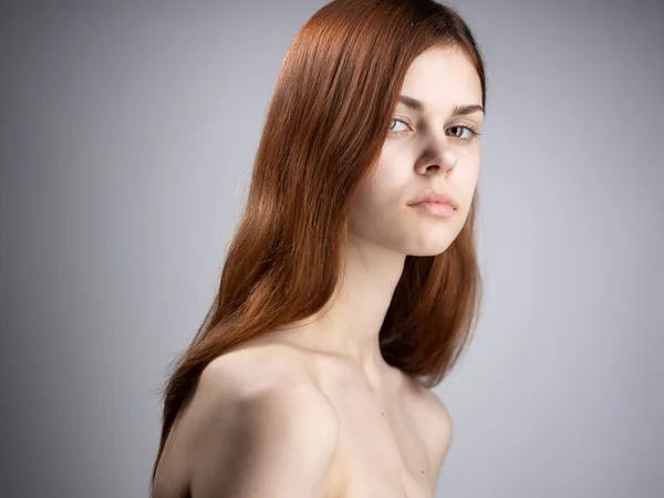 一个女人的肖像，红头发，赤身裸体，侧视图 — 图库照片