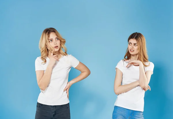 Két divatos nő pólóban kommunikáció életmód — Stock Fotó