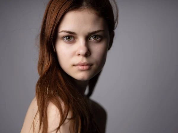 Portret van een mooie vrouw close-up rood haar grijze achtergrond Mode — Stockfoto