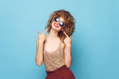 Güzel kadın Kıvırcık Saçlı Stüdyo Model Pullu Tişört