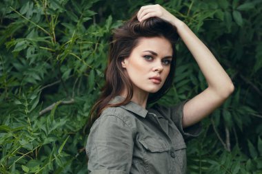 Ormandaki kadın elini başının üstünde tut. 