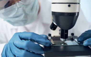 Kadın mikroskop laboratuarına bakıyor mikroorganizmalar bakteriler