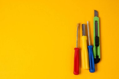 araçlar tornavidalar renkli arkaplan plastik onarım işi