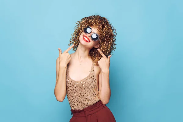 Schöne Frau Curly Hair Lifestyle Studio Model Paillettenhemd — Stockfoto