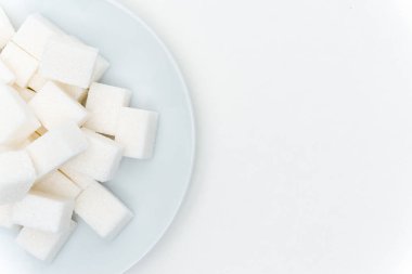 Kalorili bir tabakta rafine şeker.