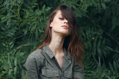 Bir kadının portresi Doğa Tulum mankeni ağaçlar 