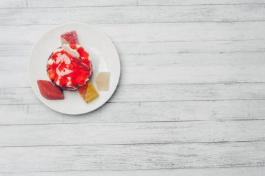 Kırmızı kek şekerlemeleri tatlı olarak çay yemeği için yakın plan