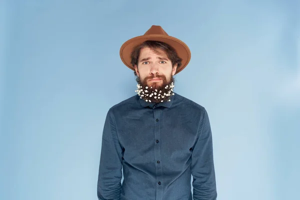 Homem com flores de barba camisa ecologia moda azul fundo — Fotografia de Stock