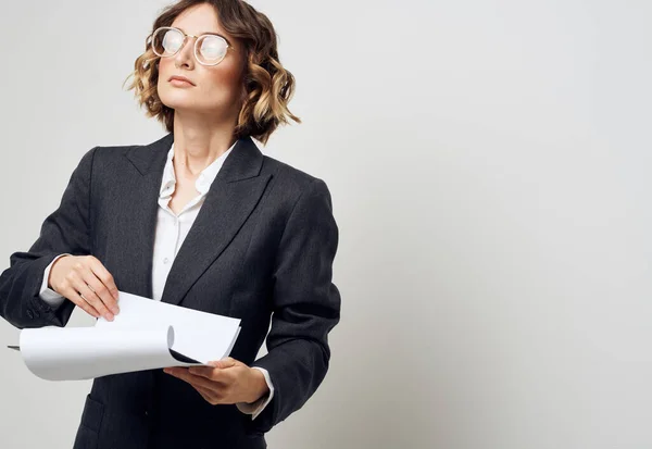 Femme en costume classique secrétaire documents de finances d'entreprise — Photo