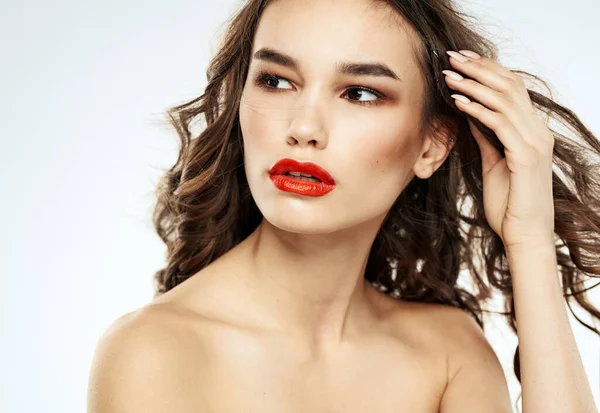 Frau Modell rote Lippen Lidschatten entblößte Schultern Porträt ausgeschnitten Ansicht — Stockfoto