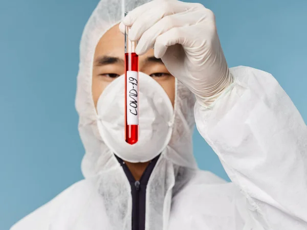 Чоловічий лабораторний асистент азіатського вигляду дослідження аналізу крові крупним планом — стокове фото