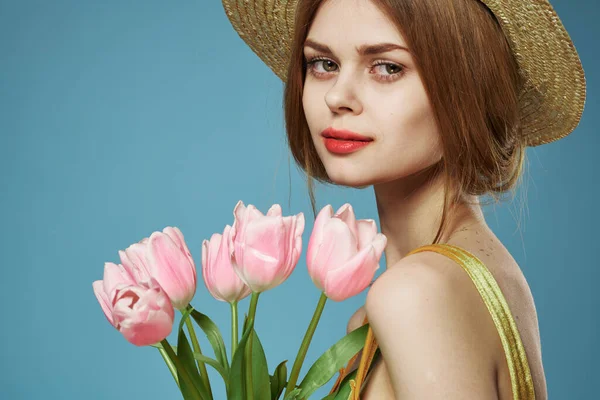 Bonita mulher chapéu de estilo elegante close-up buquê de flores — Fotografia de Stock