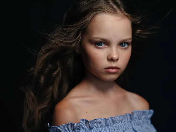 Menina na moda em um vestido de verão em um fundo escuro cabelo encaracolado olhos azuis — Fotografia de Stock