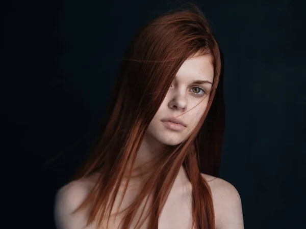 Retrato de una mujer sobre un fondo oscuro pelo rojo hombros desnudos piel limpia cosmetología —  Fotos de Stock