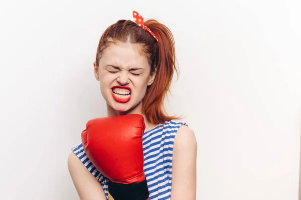 Femme en t-shirt rayé rouge gant de boxe émotions tonifiant — Photo