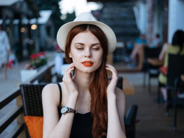 Kafe duyguları modelinde gözleri kapalı bir kadın.