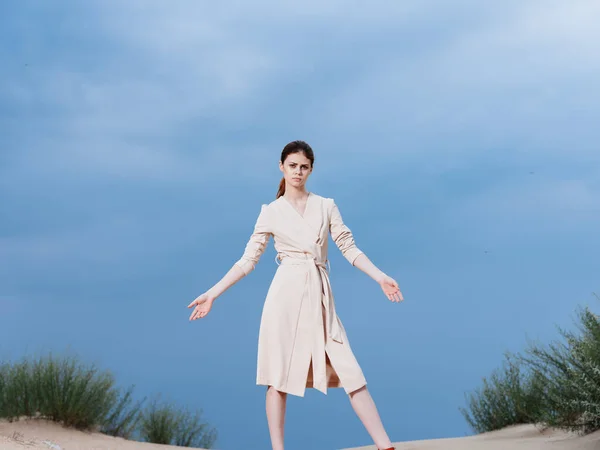 Retrato de una mujer en pleno crecimiento en la arena en un modelo de vestido de sol aire fresco naturaleza —  Fotos de Stock