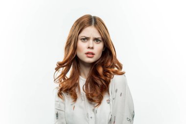 Çekici bir kadın kızıl saçlar duygusal yaşam tarzını büyülüyor