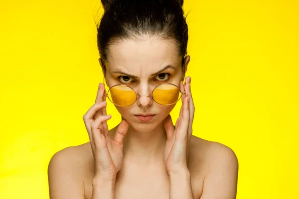 Femme aux épaules nues portant des lunettes a recueilli le sourire des cheveux — Photo