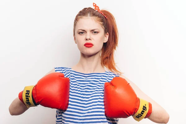 Mujer pelirroja guantes de boxeo rojo entrenamiento de jersey rayado — Foto de Stock