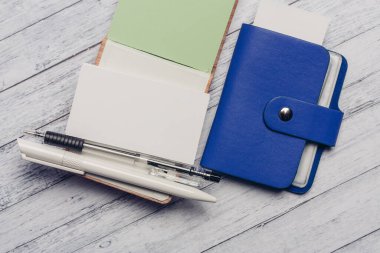 mavi kart sahibi antetli kağıtlar kalem kontrolü ahşap fon finansmanı