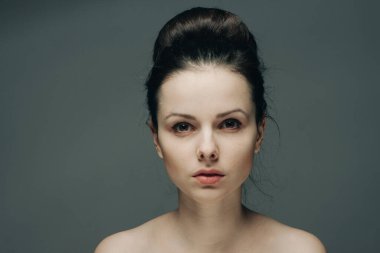 Çekici bir kadın çıplak omuzlar kozmetik modeli temiz ten