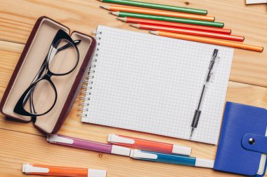 Kalem işaretleyiciler notlar kırtasiye gözlüğü kılıfları üst görünüm