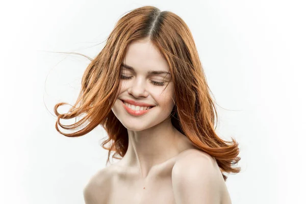 Mujer alegre mirada atractiva hombros desnudos pelo suelto fondo claro —  Fotos de Stock