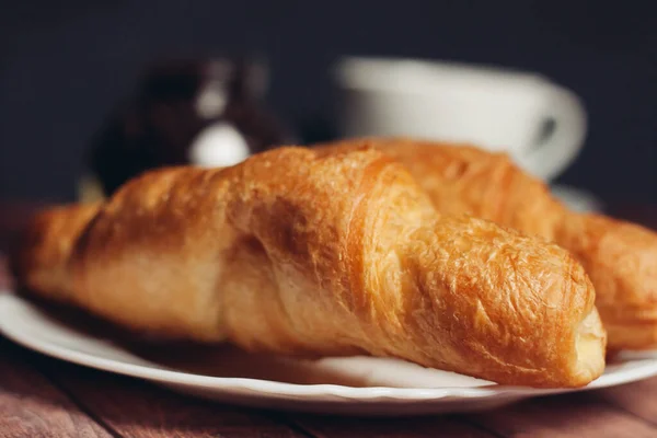 Croissanter tefat på bordet gaffel med kniv färska bakverk — Stockfoto