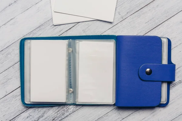 Open visitekaarthouder met briefpapier op een houten tafelblad — Stockfoto