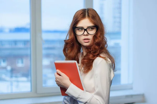 Biznes kobieta w biurze trzymając notatnik w rękach dokumentów Professional manager — Zdjęcie stockowe