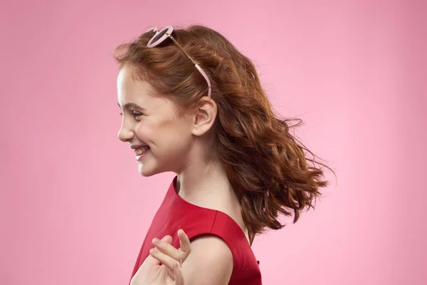 Fröhlich kleines Mädchen Kindheit dunkle Brille rot Kleid Lifestyle rosa Hintergrund — Stockfoto