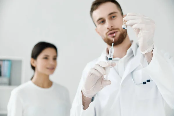 Professional doctors with liquid in syringe and patient health covid-19 vaccine — Stock Photo, Image