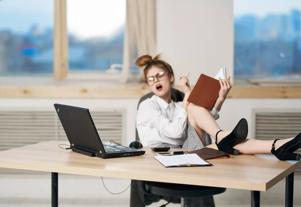 Üzleti nő dolgozó íróasztal laptop irodai titkár technológia — Stock Fotó