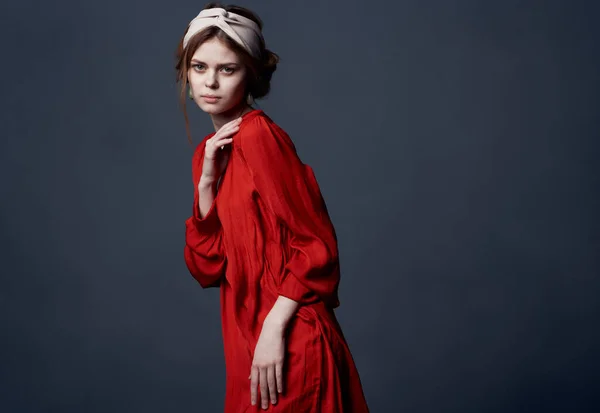 Mulher elegante vestido vermelho decoração turbante na cabeça do modelo — Fotografia de Stock