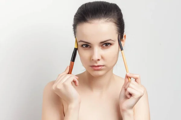 Hübsche Brünette Anwendung Make-up Hautpflege Kosmetik beschnitten Ansicht — Stockfoto