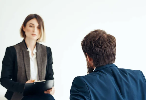 Un hombre con una chaqueta azul para una entrevista de trabajo y una modelo de traje de secretaria mujer —  Fotos de Stock