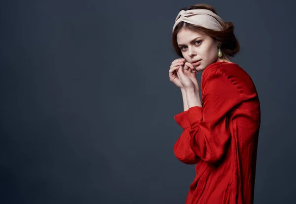 Mujer elegante en vestido rojo ornamento encanto gris fondo modelo — Foto de Stock