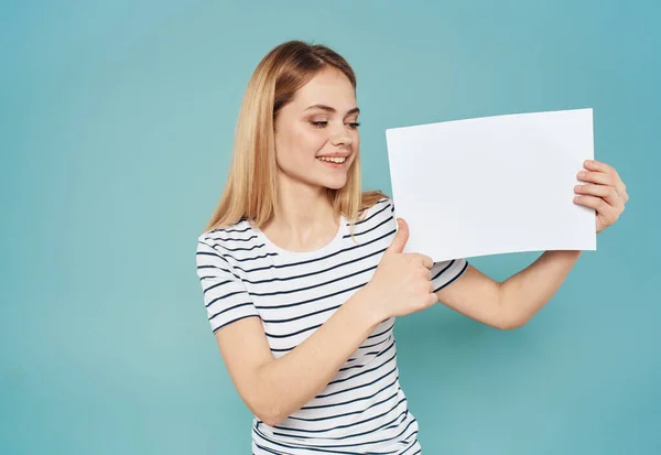Femme avec bannière feuille blanche de papier annonce publicitaire blonde — Photo
