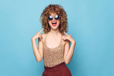 Lady Fun kırmızı dudaklar kıvırcık saçlar parlak makyaj 