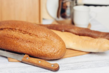 Ahşap bir masa üzerinde ekmek pişirme bıçağı.