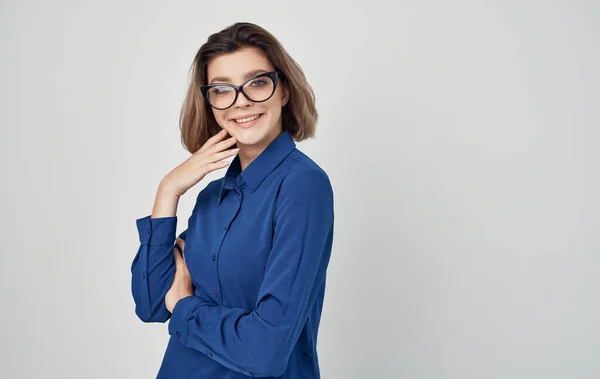 Γυναίκα με μπλε πουκάμισο και γυαλιά διευθυντής συναισθημάτων — Φωτογραφία Αρχείου