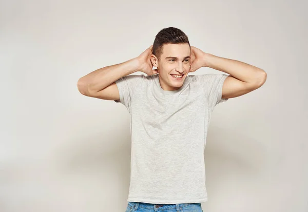 Bonito homem em t-shirt e jeans roupas da moda vista cortada — Fotografia de Stock