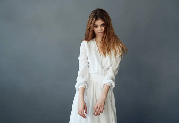 白いドレスの美しい女性エレガントなスタイルのダンスモデル — ストック写真