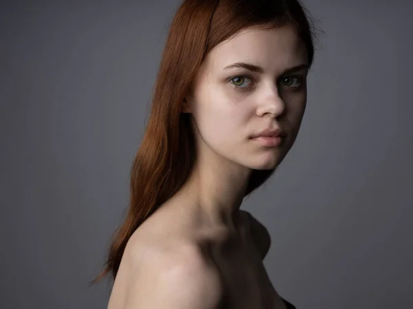 肩の肖像画を出産した赤い髪の女性クローズアップ暗い背景モデル — ストック写真