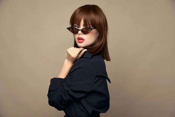 Sexy mulher óculos de sol estilo de vida casaco preto penteado curto — Fotografia de Stock