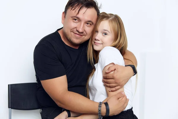 Far kramar dotter familj studio livsstil närbild — Stockfoto