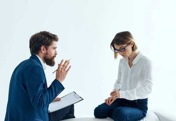 Uomini e donne d'affari si siedono sul divano comunicando i dipendenti psicologia — Foto Stock