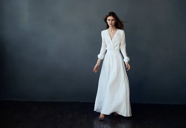 Красива жінка біла сукня танцювала модель — стокове фото
