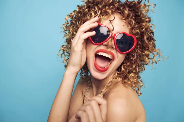 Emoções alegres da mulher riso vermelho coração óculos brilhante maquiagem azul fundo — Fotografia de Stock